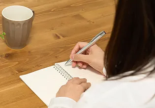 回収してほしい品物のリストアップする様子