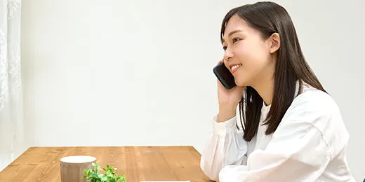 電話で見積もりと予約を依頼する様子