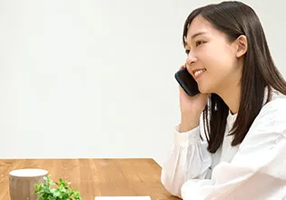 電話で見積もりと予約を依頼する様子