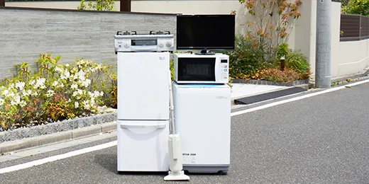 回収日当日に不用品が外に運び出されている様子