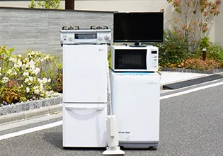 回収日当日に不用品が外に運び出されている様子