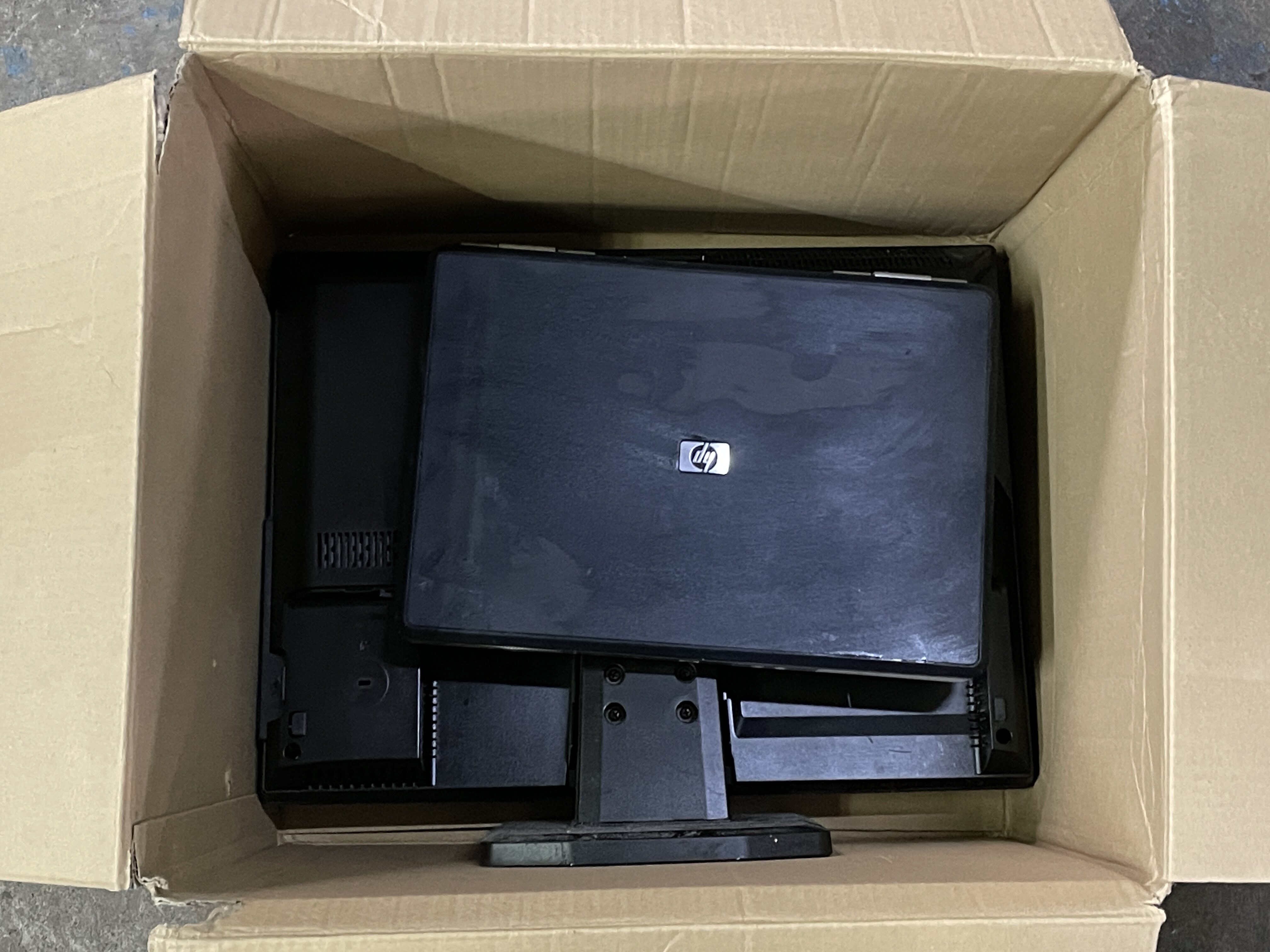 リネットジャパンの梱包例。モニターとノートPCを同じ段ボール箱に入れた写真